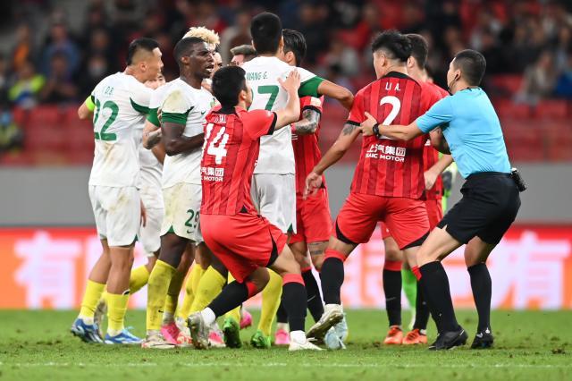 开云官网下载-上海海港拒绝崩盘：击败山东泰山 用胜利拿下冠军