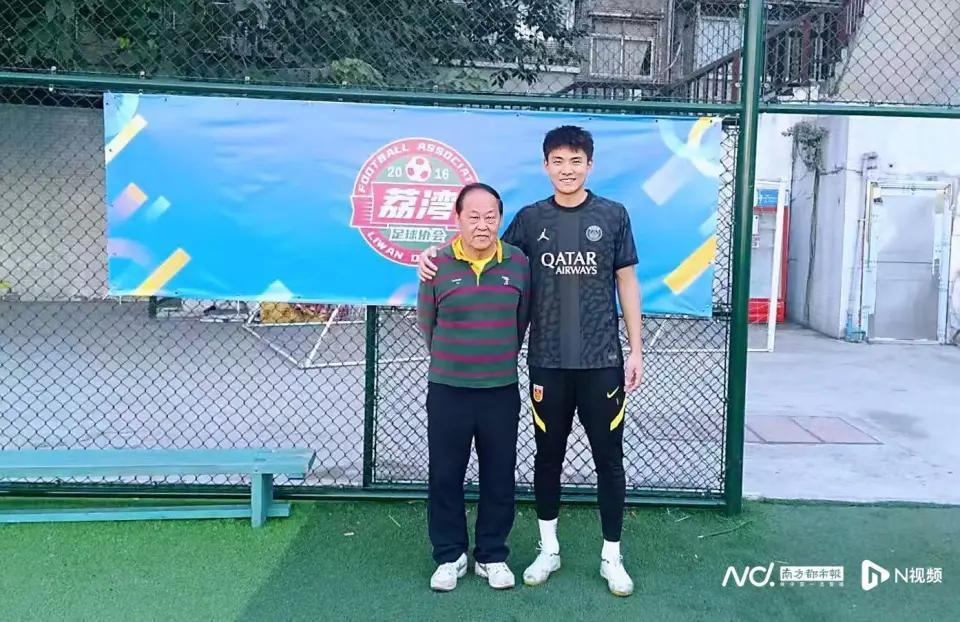 开云官网下载-李昊启蒙教练：他小时候本不爱守门，但我认为他天赋异禀遂哄他试试